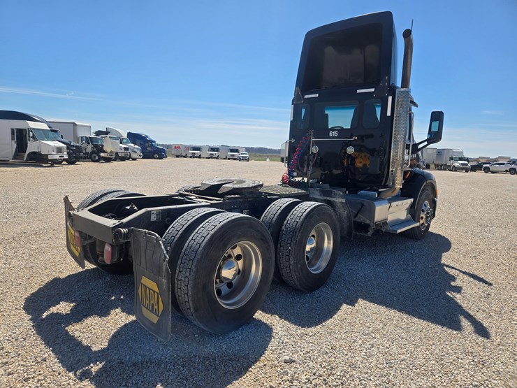 2016-peterbilt-579-image-15