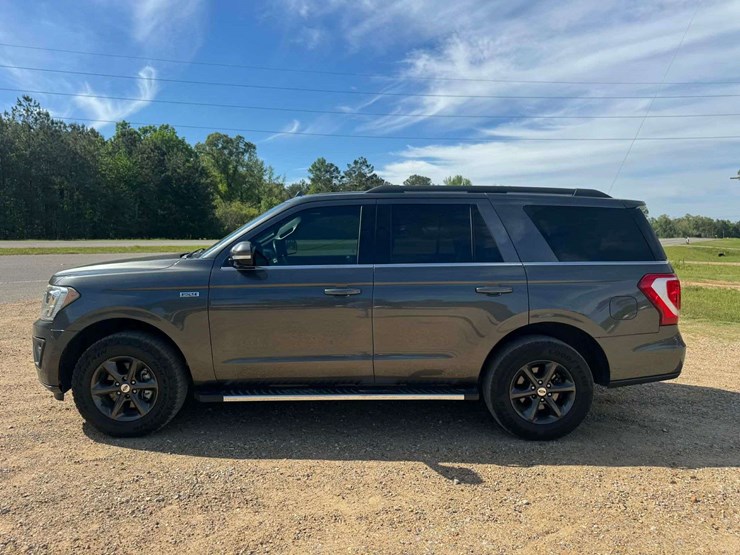 2018-ford-expedition-xlt-image-3