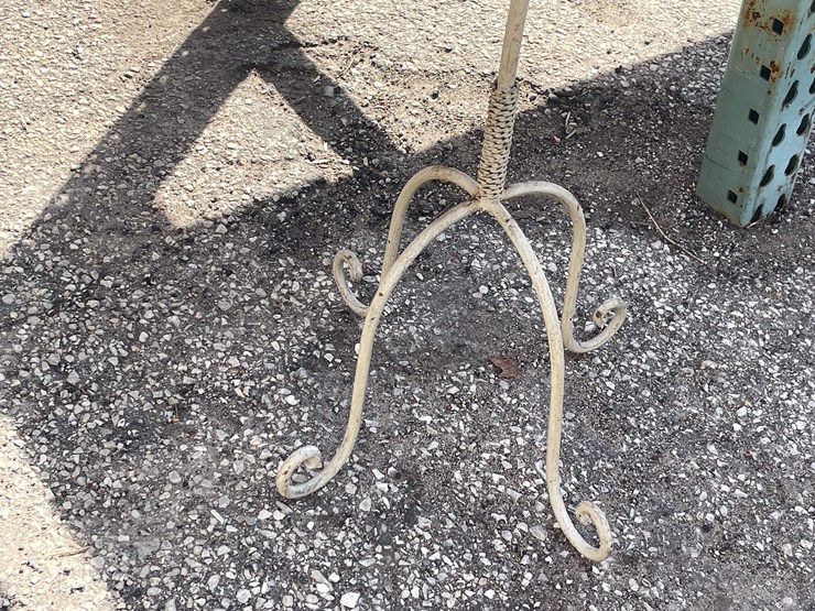 #7026-•-(8)-pieces-yard-art-decorations-(o4)-image-6