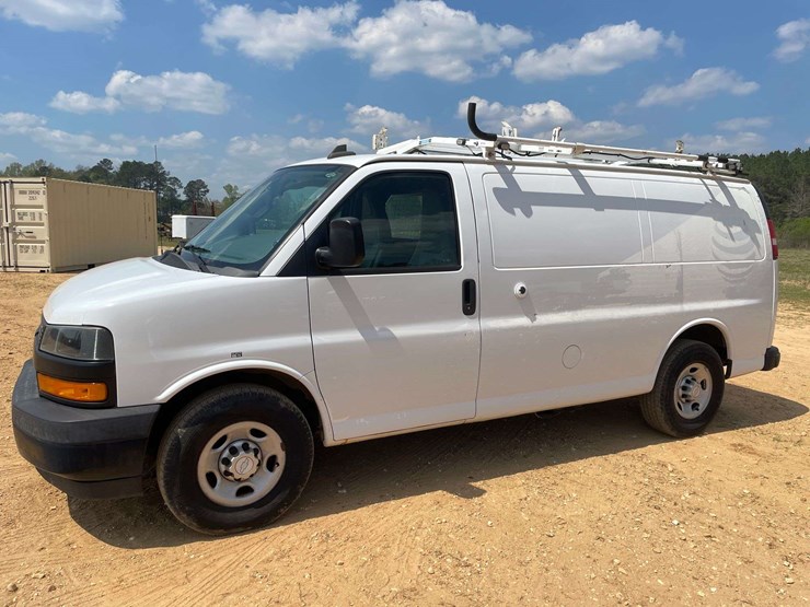 2018-chevrolet-express-2500-image-1