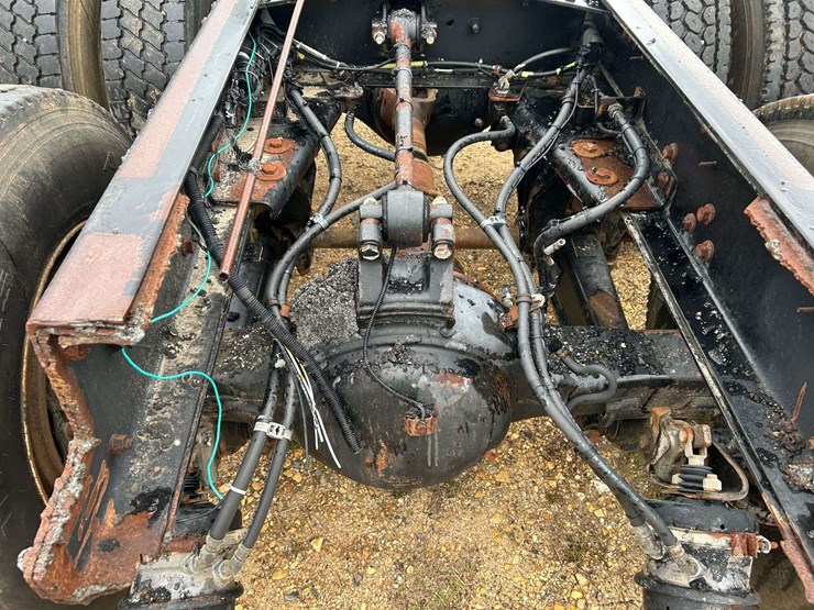 2001-peterbilt-330-image-21