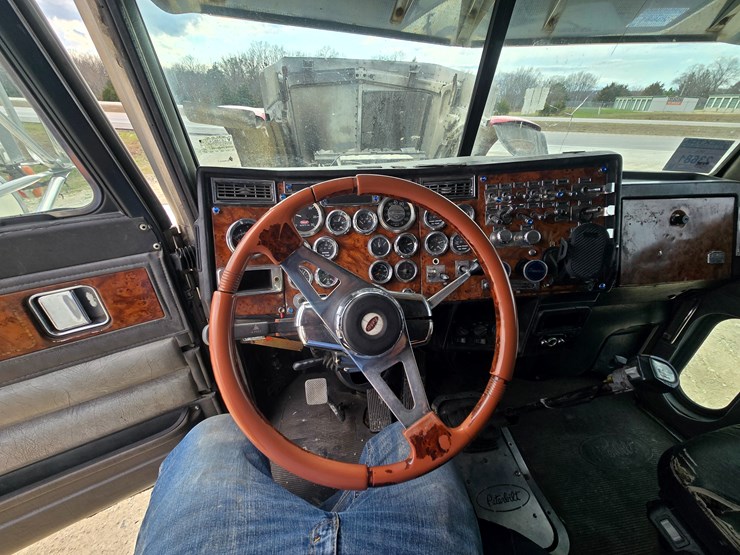 2000-peterbilt-379-image-63