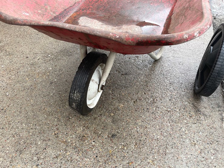 #7021-•-(2)-fertilizer-spreaders-and-wheelbarrow-(o3)-image-12