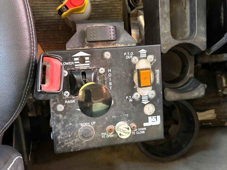 2017-peterbilt-389-image-12