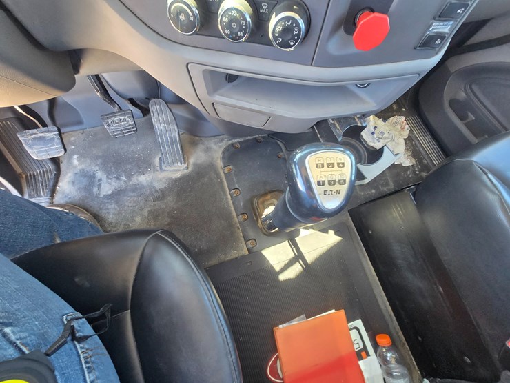 2016-peterbilt-579-image-65