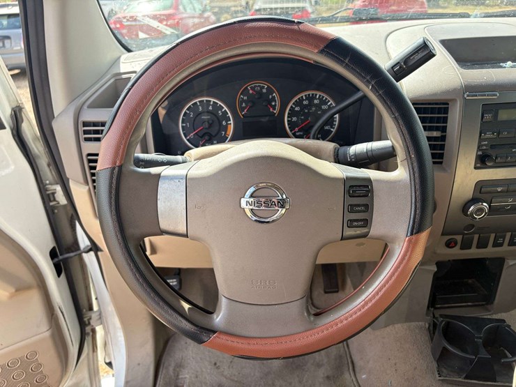 2010-nissan-titan-se-image-14