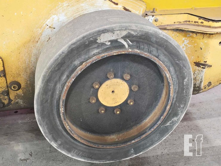 2015-deere-318e-image-22