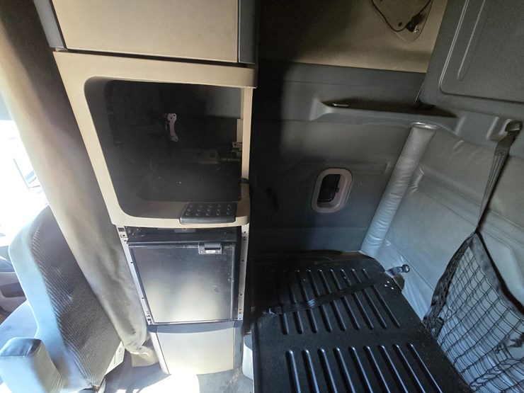 2014-freightliner-cascadia-125-image-71