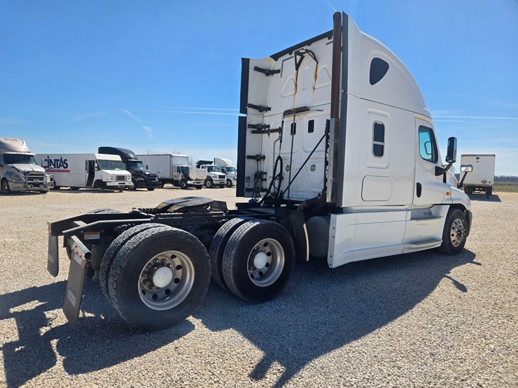 2014-freightliner-cascadia-125-image-18