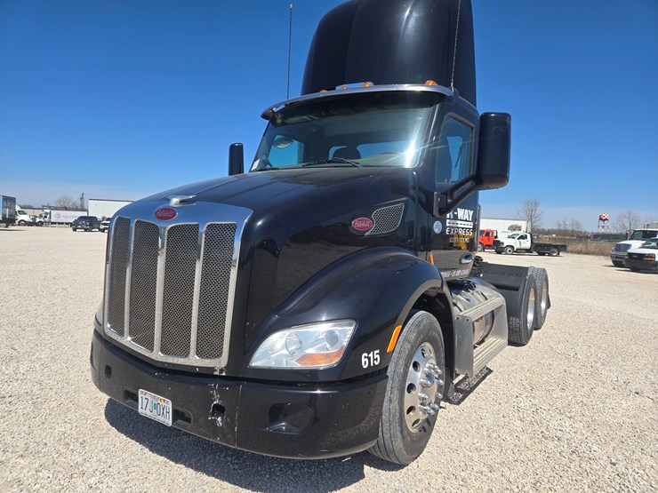 2016-peterbilt-579-image-1