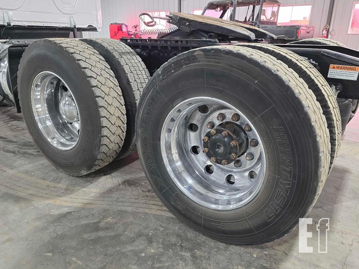 2020-freightliner-cascadia-126-image-25