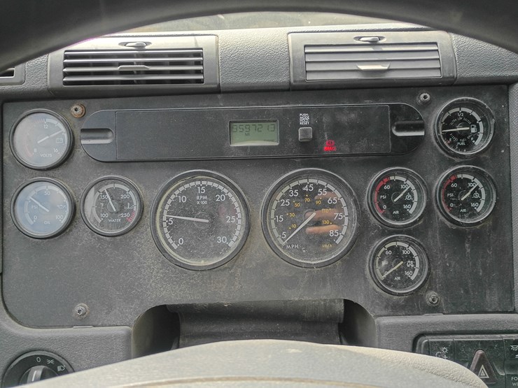 2009-freightliner-cascadia-125-image-61