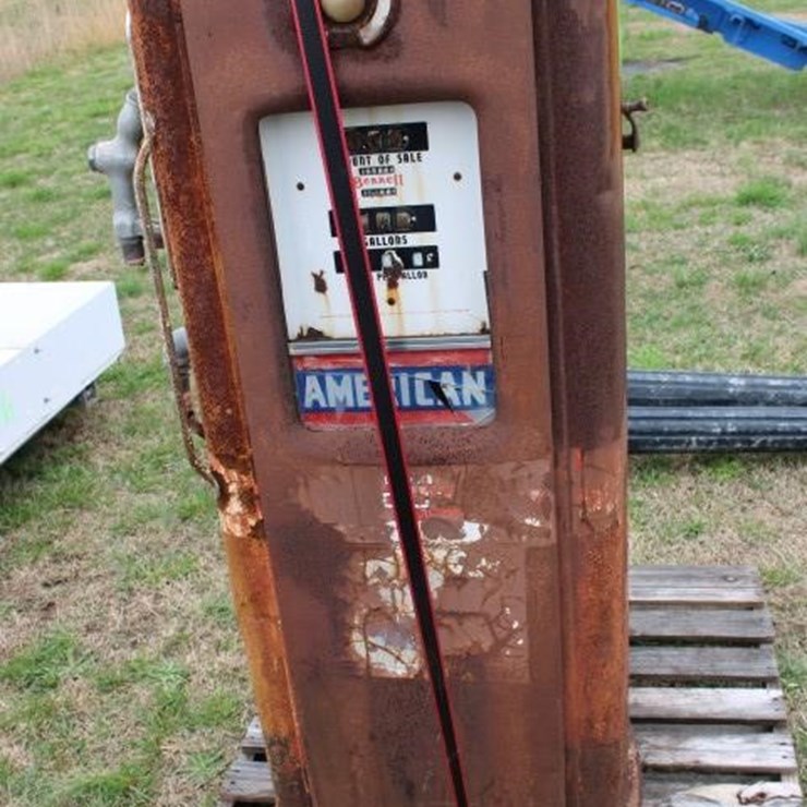 #1111 VINTAGE BENNETT GAS PUMP MOD 766 HAS RUST MI