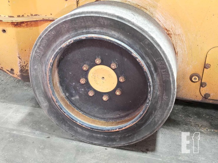 2015-deere-318e-image-23