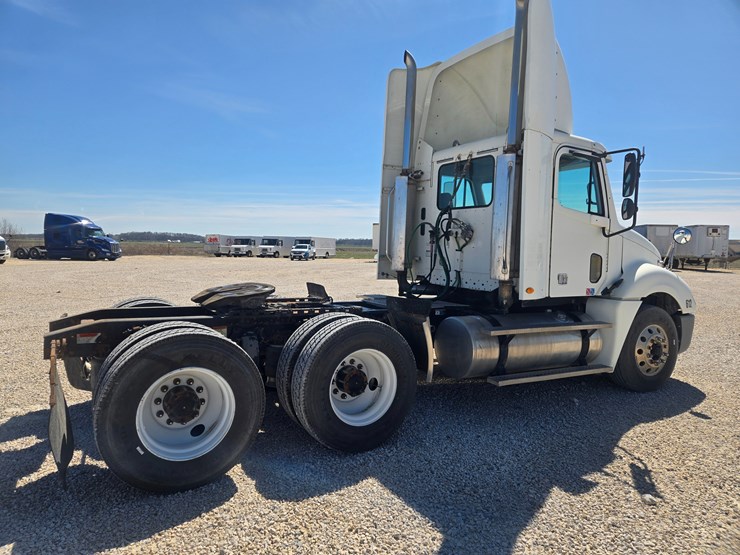 2006-freightliner-columbia-120-image-16