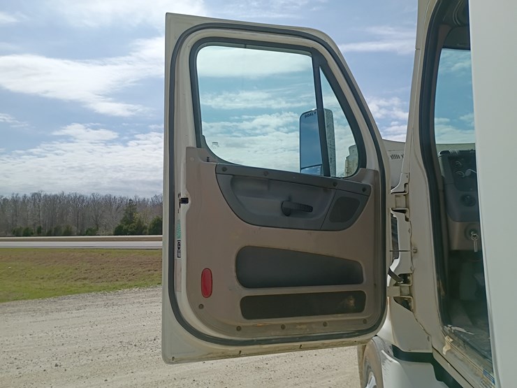 2009-freightliner-cascadia-125-image-34