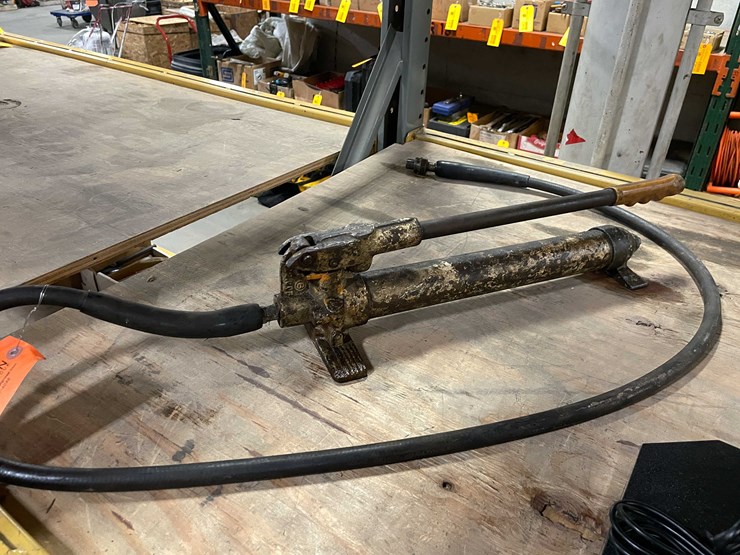 #2418-•-power-team-10-ton-porta-power-hand-pump-(pr12)-image-1