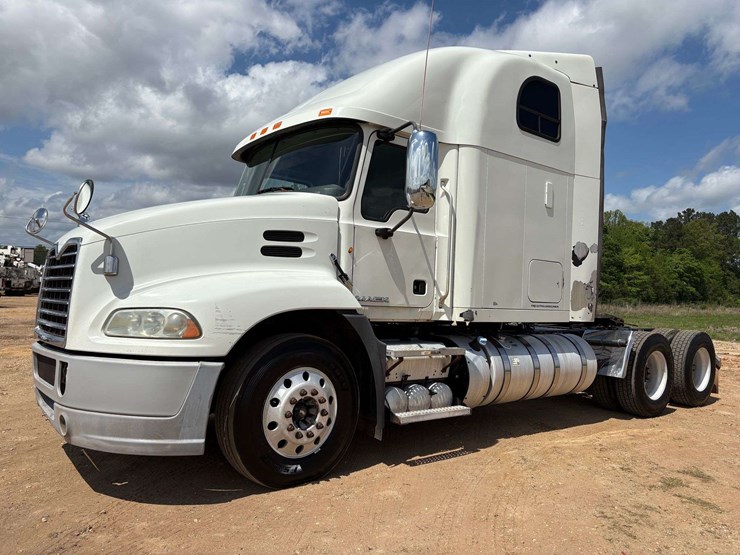 2013-mack-pinnacle-cxu613-image-1