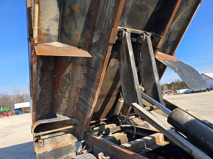 #22520-•-2002-gmc-c7500-dump-truck-image-61