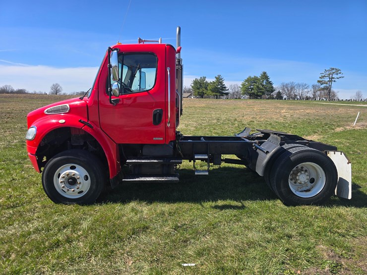 2005-freightliner-m2-106-image-5