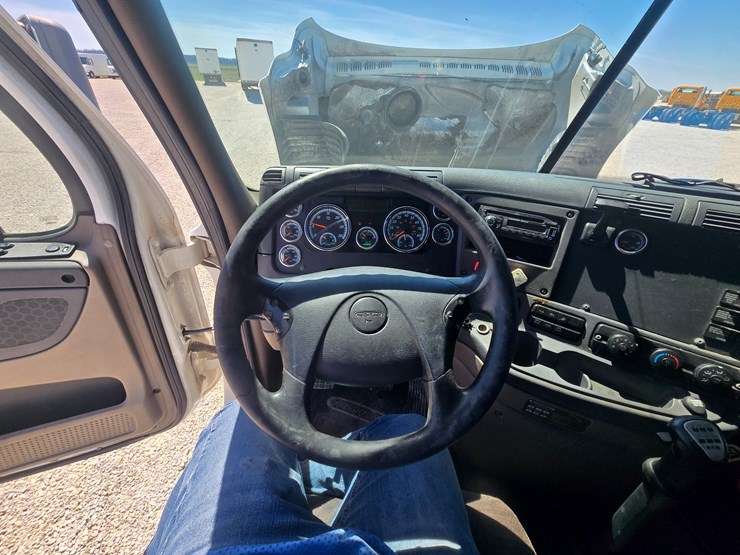 2014-freightliner-cascadia-125-image-66