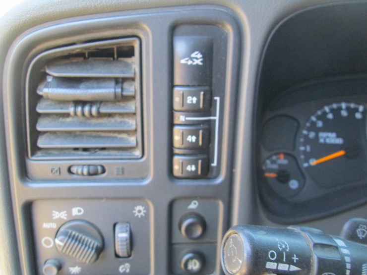 2004-chevrolet-2500hd-image-35