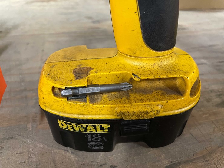 #2431-•-dewalt-18-volt-cordless-hammer-drill-and-battery-(pr12)-image-3