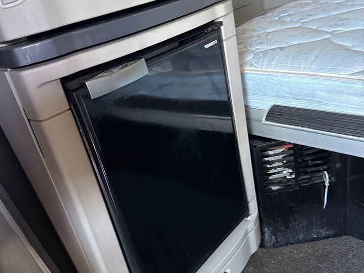 2023-peterbilt-579-image-37