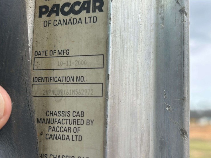 2001-peterbilt-330-image-58
