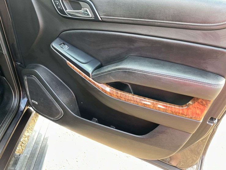 2015-chevrolet-suburban-image-17