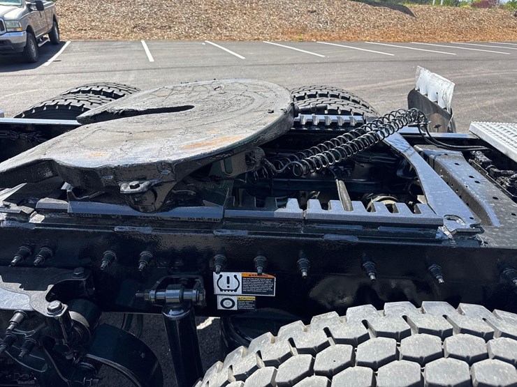 2023-peterbilt-579-image-17