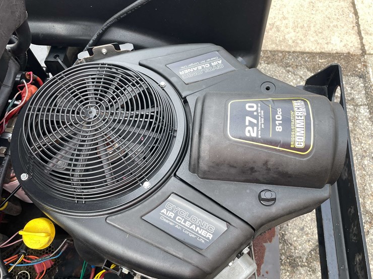 cub-cadet-tank-m72-image-11