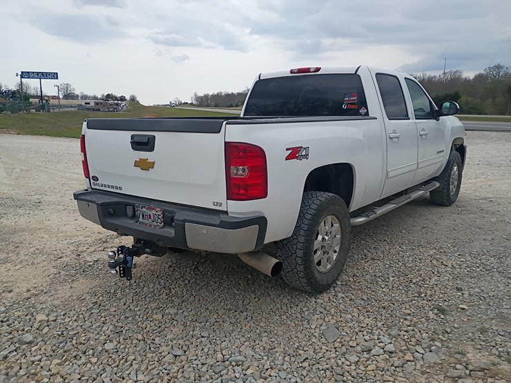 2013-chevrolet-2500-image-10