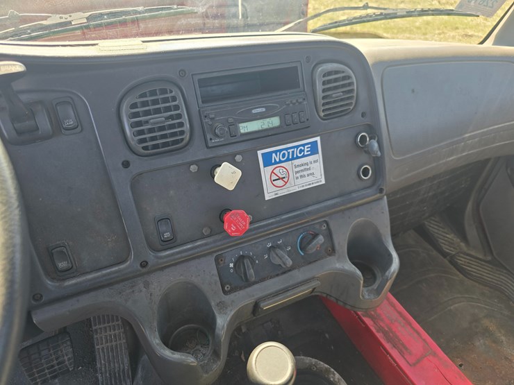 2005-freightliner-m2-106-image-44