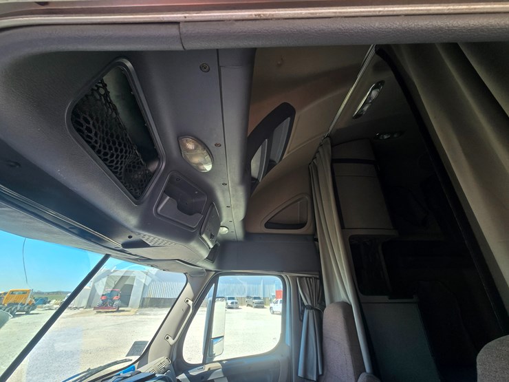 2014-freightliner-cascadia-125-image-58