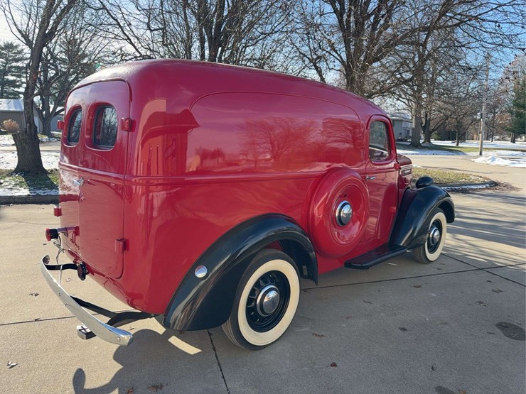 1937-international-d2-panel-truck-image-3