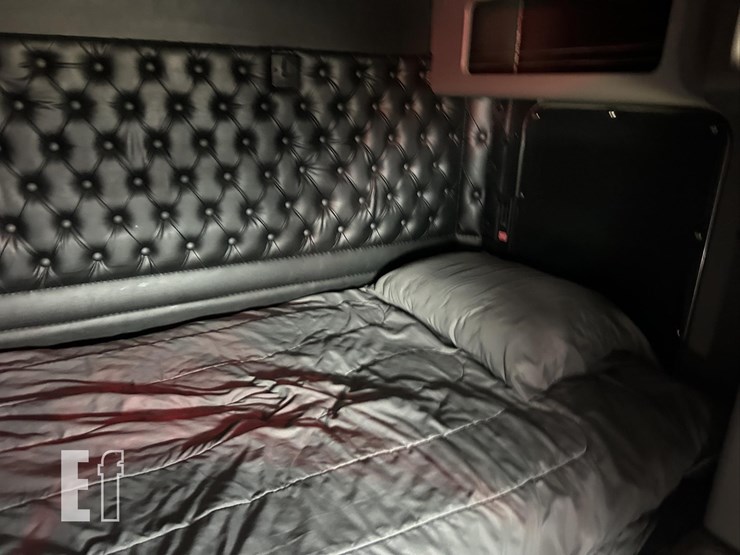 2025-kenworth-w900-image-37