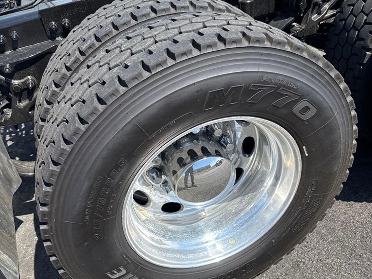 2023-peterbilt-579-image-23