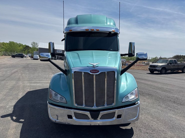 2023-peterbilt-579-image-9