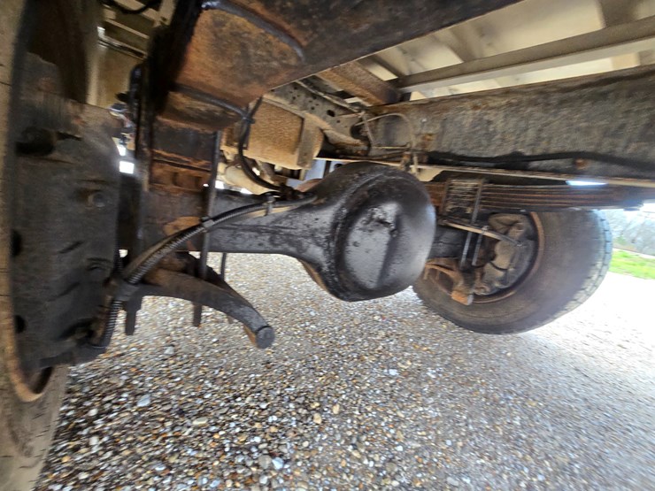 2010-freightliner-m2-106-image-84