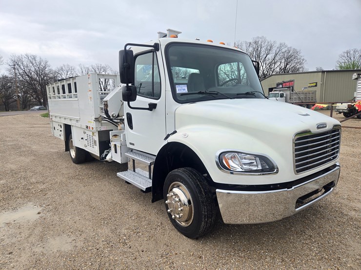 2010-freightliner-m2-106-image-28