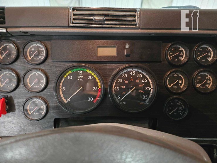 2009-freightliner-columbia-120-image-12