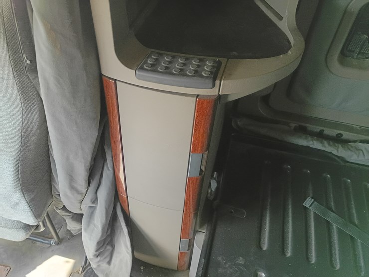 2009-freightliner-cascadia-125-image-70