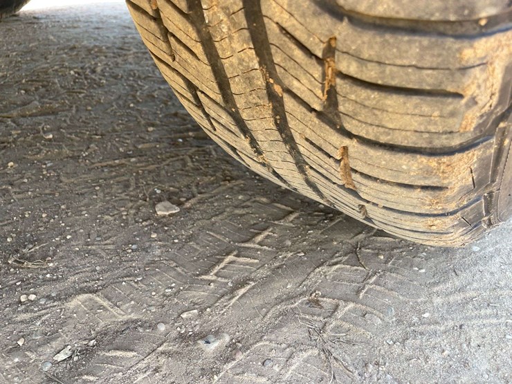 2011-chevrolet-tahoe-image-21