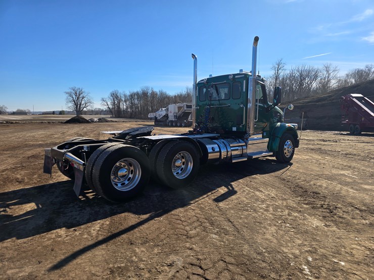 2019-peterbilt-567-image-16