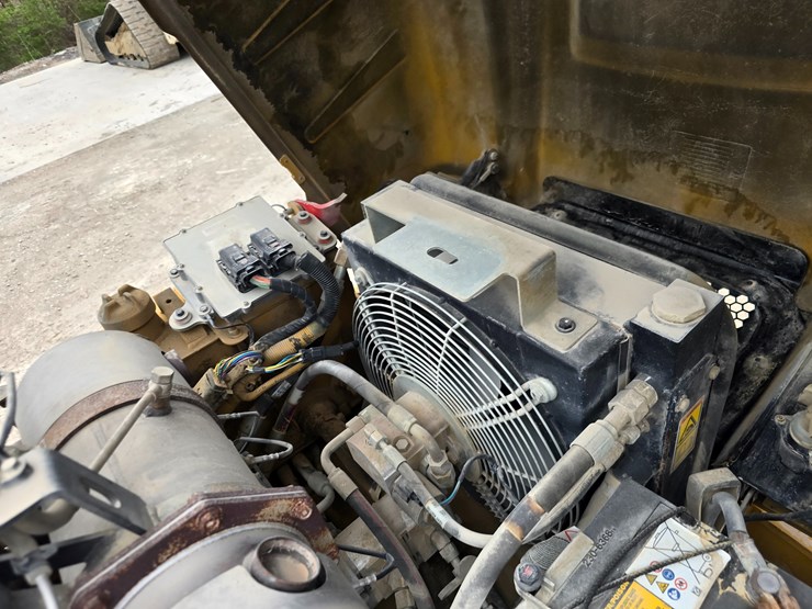 2018-caterpillar-cc24b-image-30