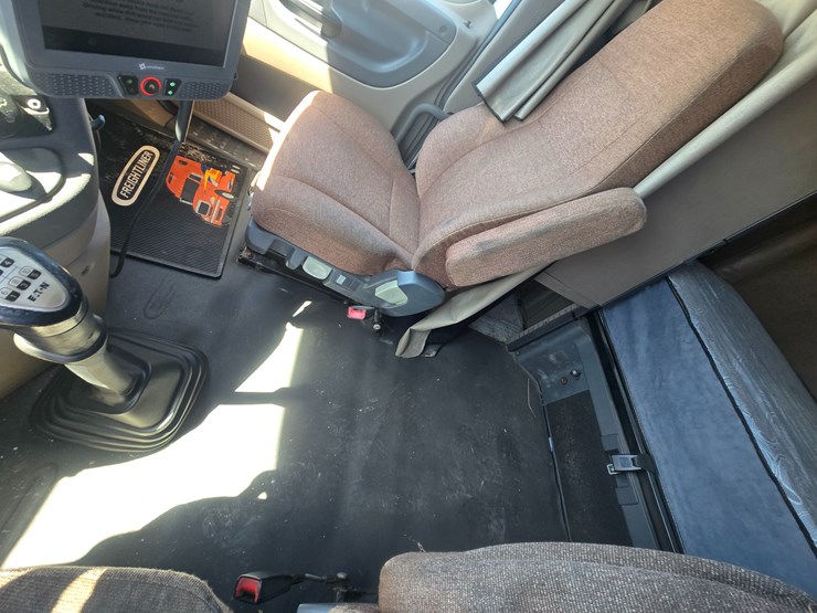 2014-freightliner-cascadia-125-image-73