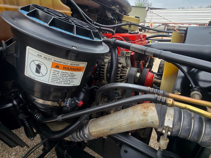 2010-freightliner-m2-106-image-44