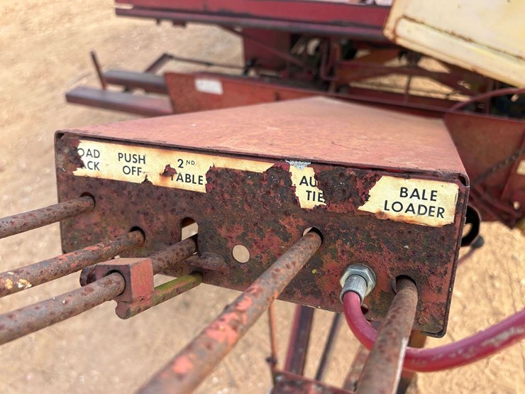 new-holland-1033-image-7