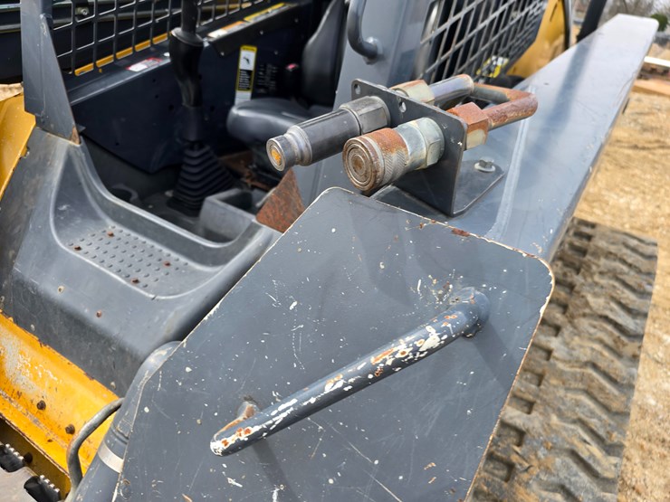 2013-deere-329d-image-19